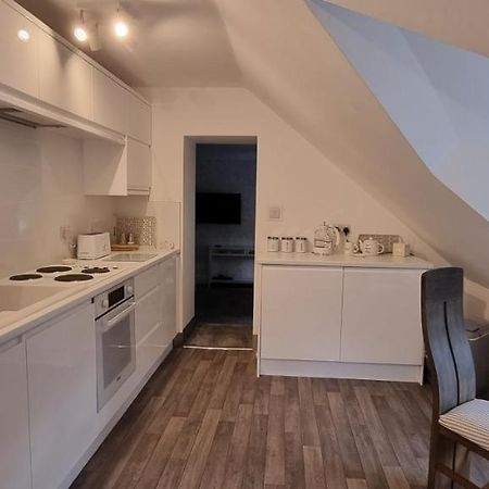Modern And Spacious 2 Bedroom Apartment With Free Parking Llansantffraid Llansantffraid Glyn Ceiriog Dış mekan fotoğraf