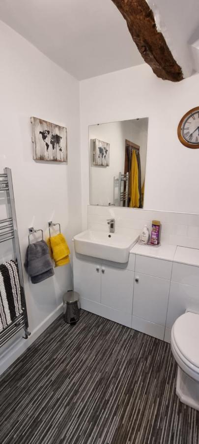 Modern And Spacious 2 Bedroom Apartment With Free Parking Llansantffraid Llansantffraid Glyn Ceiriog Dış mekan fotoğraf