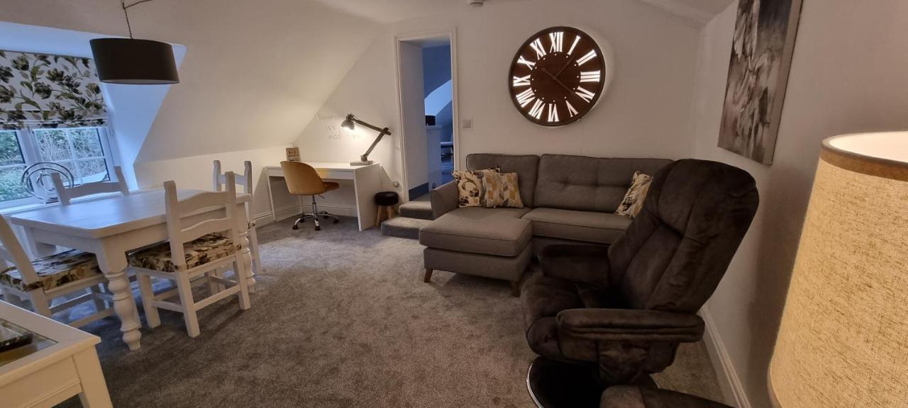 Modern And Spacious 2 Bedroom Apartment With Free Parking Llansantffraid Llansantffraid Glyn Ceiriog Dış mekan fotoğraf