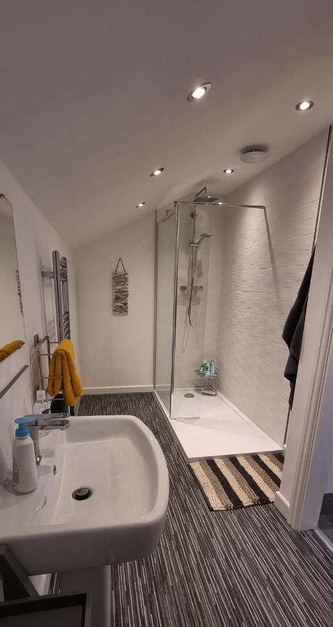 Modern And Spacious 2 Bedroom Apartment With Free Parking Llansantffraid Llansantffraid Glyn Ceiriog Dış mekan fotoğraf